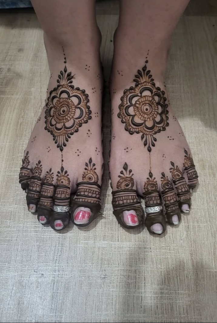 Mehendi — mandala foot design
